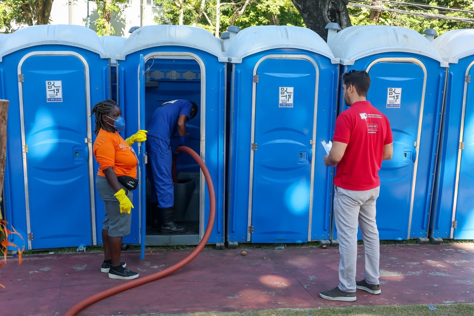 MPBA vistoria limpeza de banheiros químicos e inspeciona descarte dos resíduos