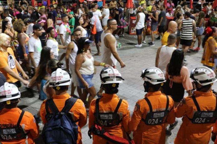 Carnaval: Batalhão Marítimo dos Bombeiros alerta para riscos da combinação bebida e mar