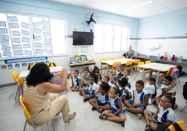 Prefeitura propõe reajuste do piso dos professores e cria bolsa para alunos da EJA