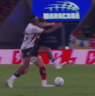 Polêmica no Maracanã: arbitragem entra em cena na vitória do Flamengo sobre o Vitória