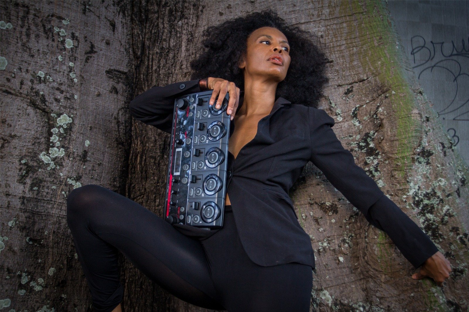 Mariella Santiago leva show “Aqualtunes” ao Movimento IRUN e encerra programação com performance sonora ao vivo