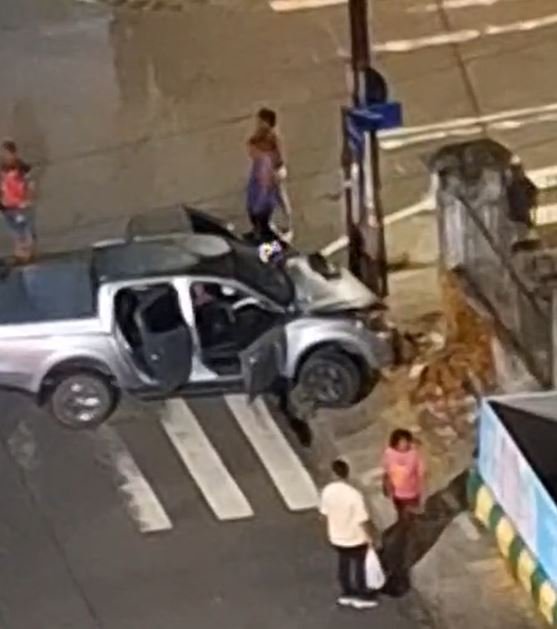 Fuga suspeita após batida levanta revolta: motorista abandona carro e sai correndo