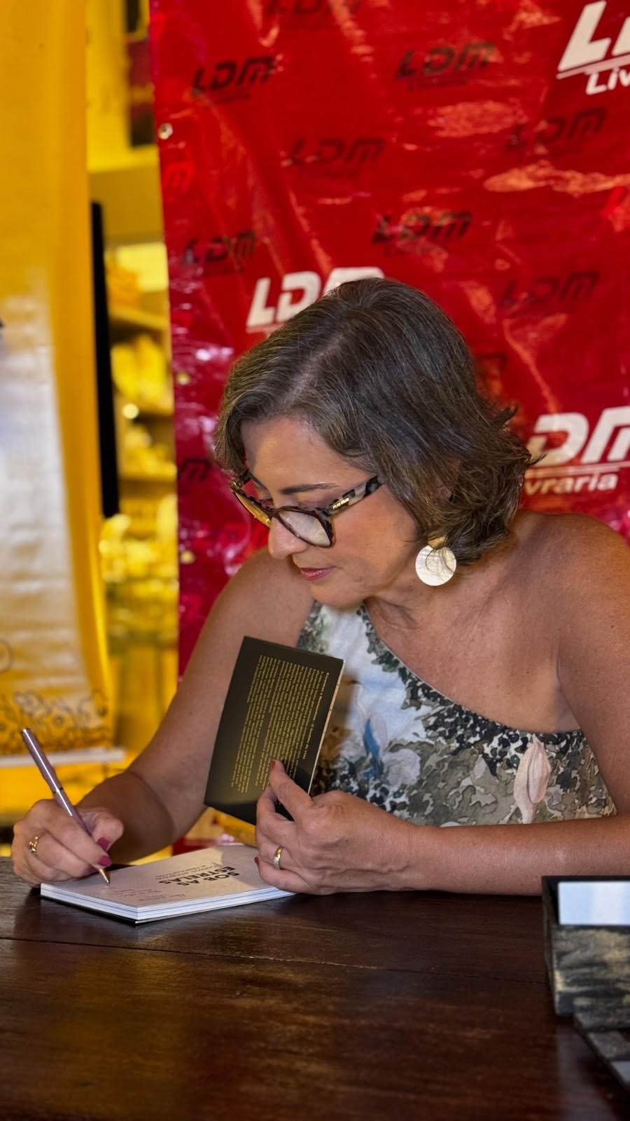 Literatura e sensibilidade marcam lançamento de Sob as Estrelas em Salvador