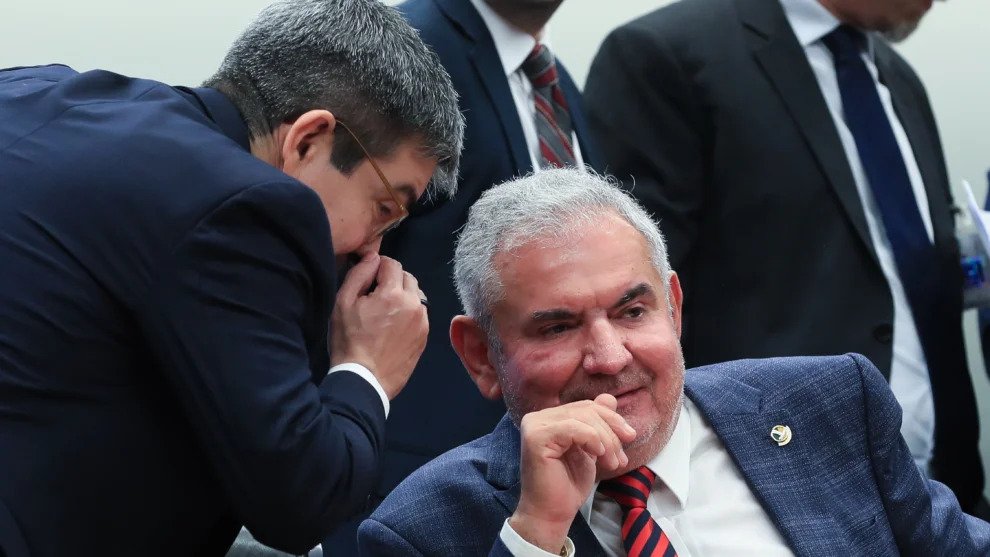 Coronel abandona alinhamento com PT e assume apoio a Flávio Bolsonaro, gerando reação política