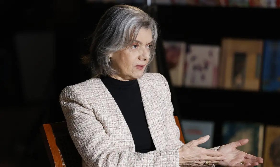 Cármen Lúcia revela ataques machistas e admite que já foi aconselhada a deixar o STF