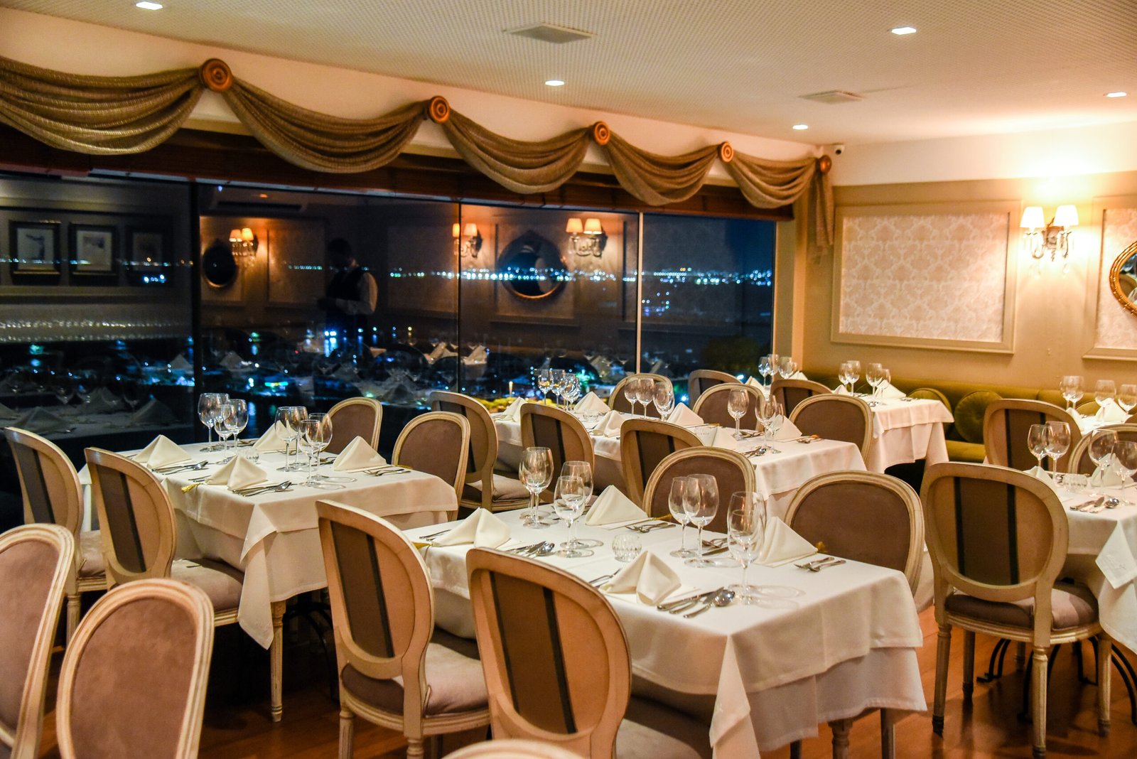 Iluminação intimista transforma restaurantes em refúgios românticos para o Dia dos Namorados