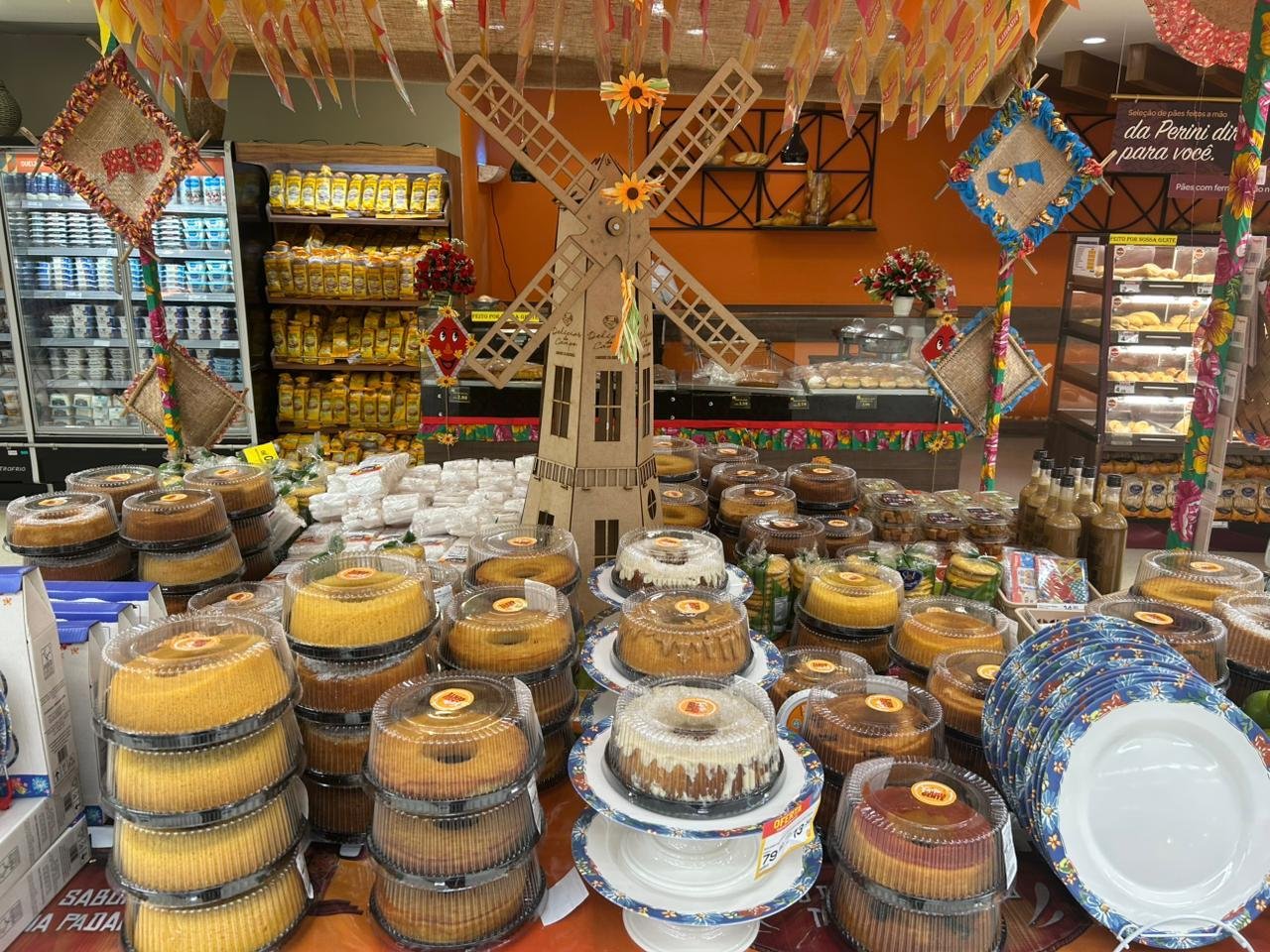 Produtos juninos já estão disponíveis no GBarbosa e Perini; confira o cardápio