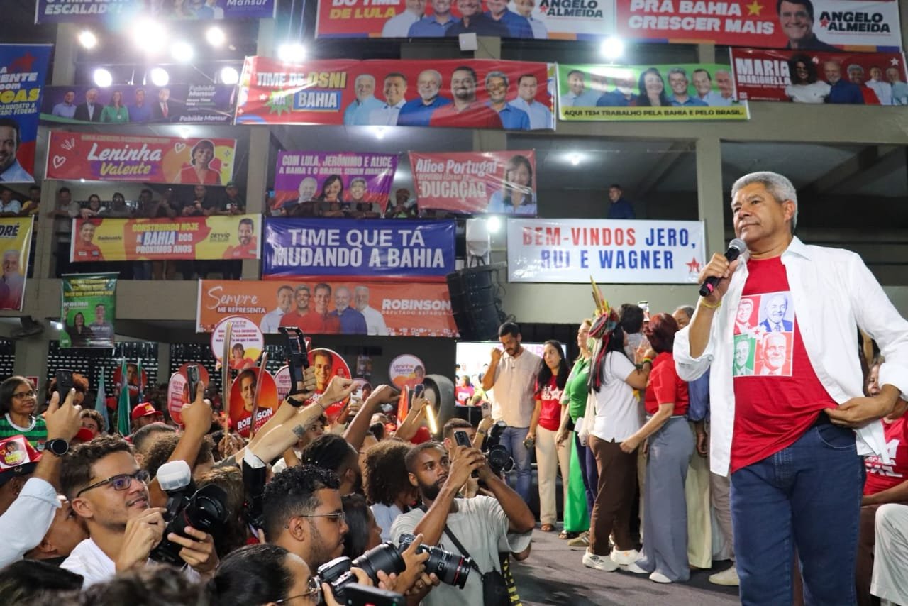 Caetano exalta público em Salvador e vê pré-campanha de Jerônimo em alta
