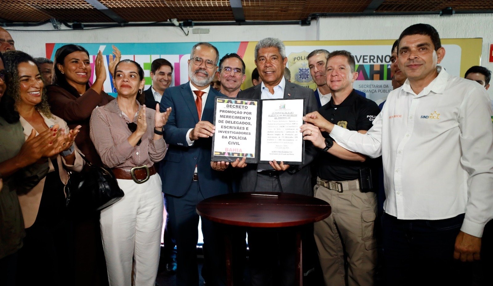 Governador assina decreto para promoção de policiais civis da Bahia