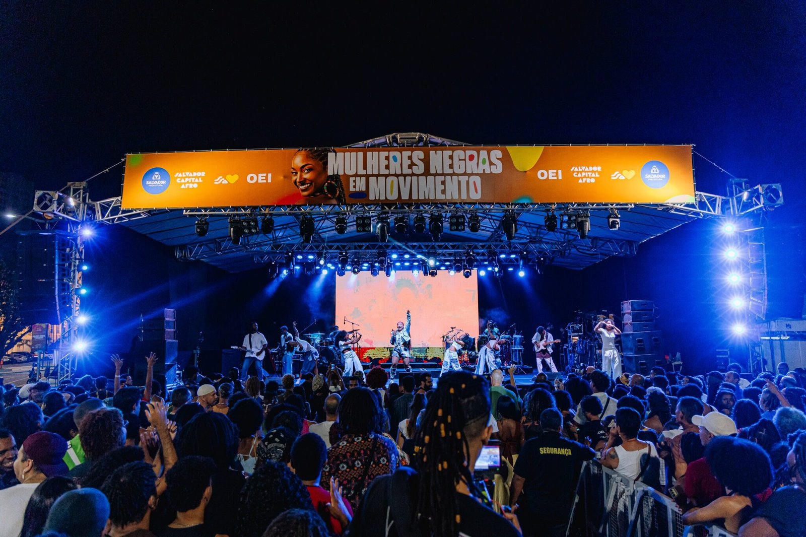 Com shows de Melly, Zezé Motta e Mariene de Castro, Circuito Mulheres Negras em Movimento reúne grande público na Praça Maria Felipa