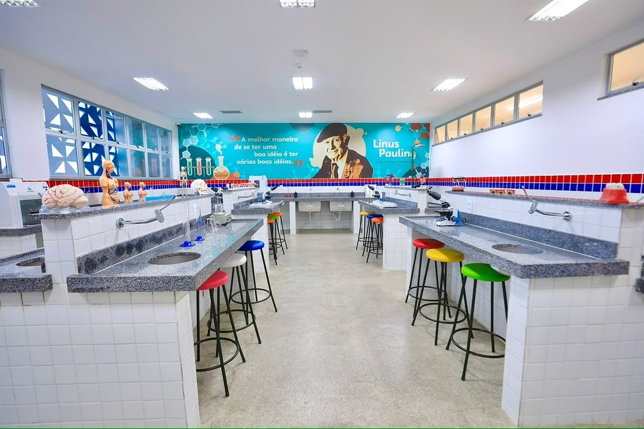 Contradição: política educacional baiana atacada por ACM Neto é usada em Goiás por Caiado