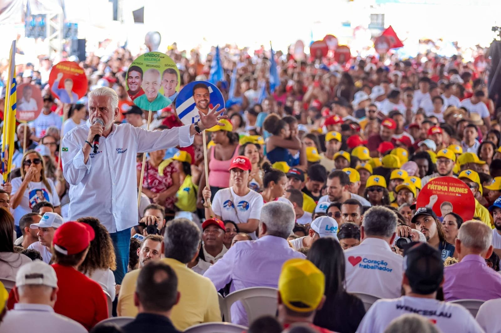 “Revolução positiva”: Wagner celebra transformação petista na Bahia e diz que estado se libertou do medoEm Valença, senador diz que o PT “abriu o direito de sonhar” aos baianos