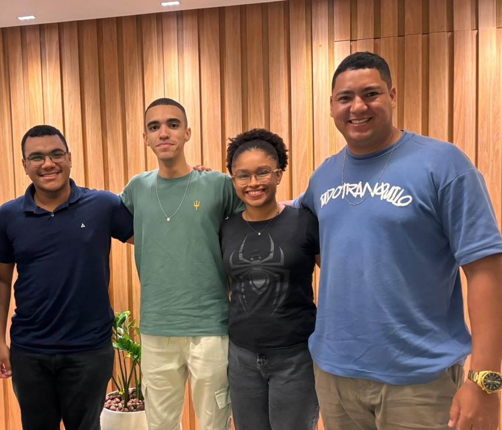 Equipe formada por ex-alunos da rede pública da Bahia busca apoio para representar o Brasil em competição internacional de robótica no Canadá