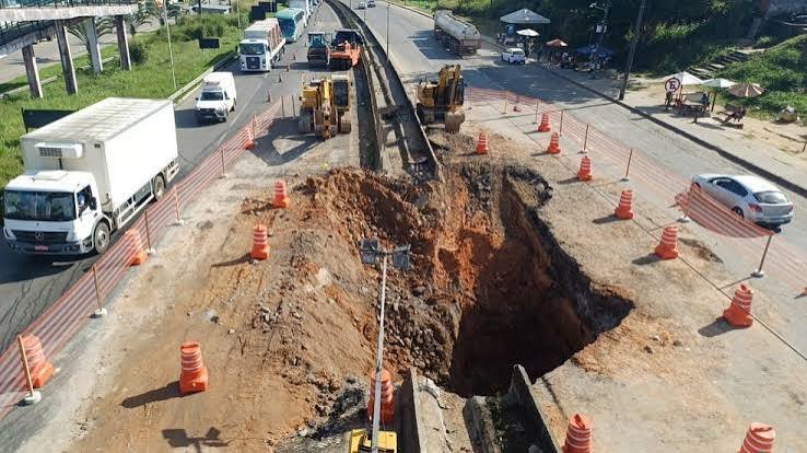 Cratera na BR-324 volta a interditar trecho em Simões Filho após novo problema na drenagem