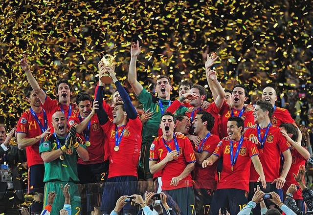 Espanha vence na prorrogação, derruba Argentina e levanta o bi mundial com recorde histórico