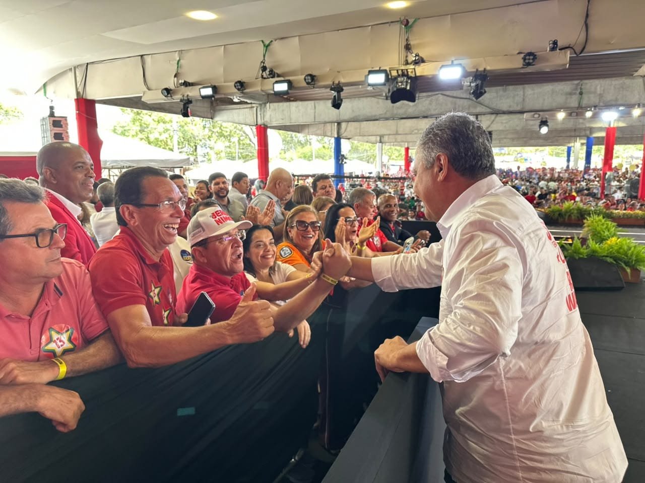 Rui quebra o protocolo e vai ao encontro dos prefeitos e candidatos antes do início da convenção