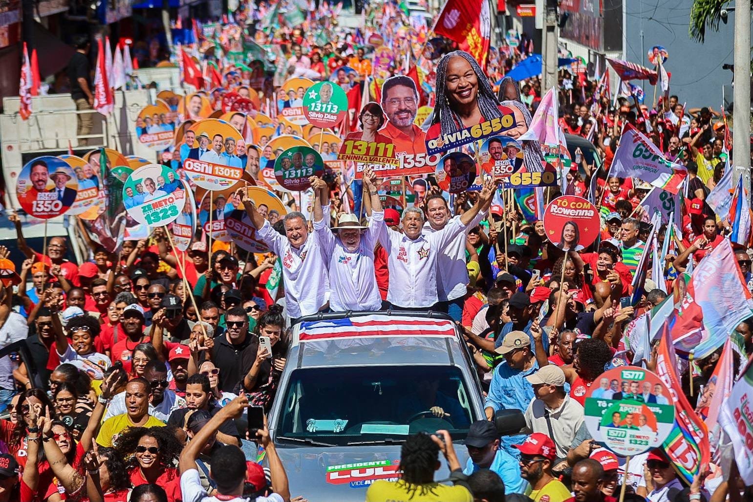 Jerônimo, Rui e Wagner arrastam 20 mil pessoas em caminhada por Feira de Santana
