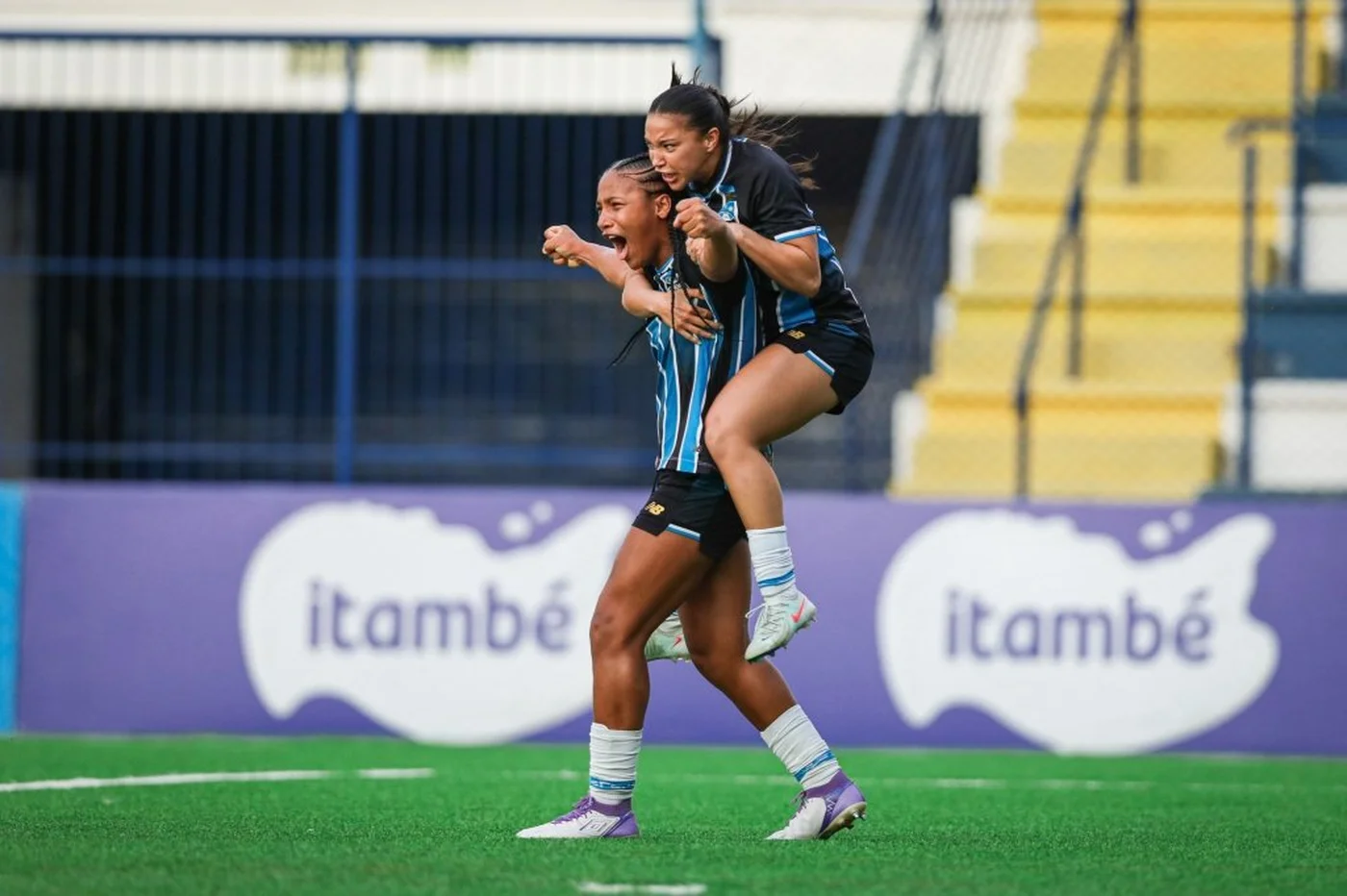 Grêmio vence e encosta no G-8 do Brasileirão Feminino