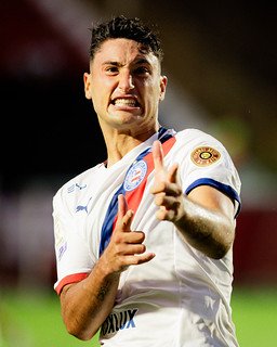 Em tom irônico e descontraído, jogador ignora imprensa na saída do estádio: “Espinoza parou!”