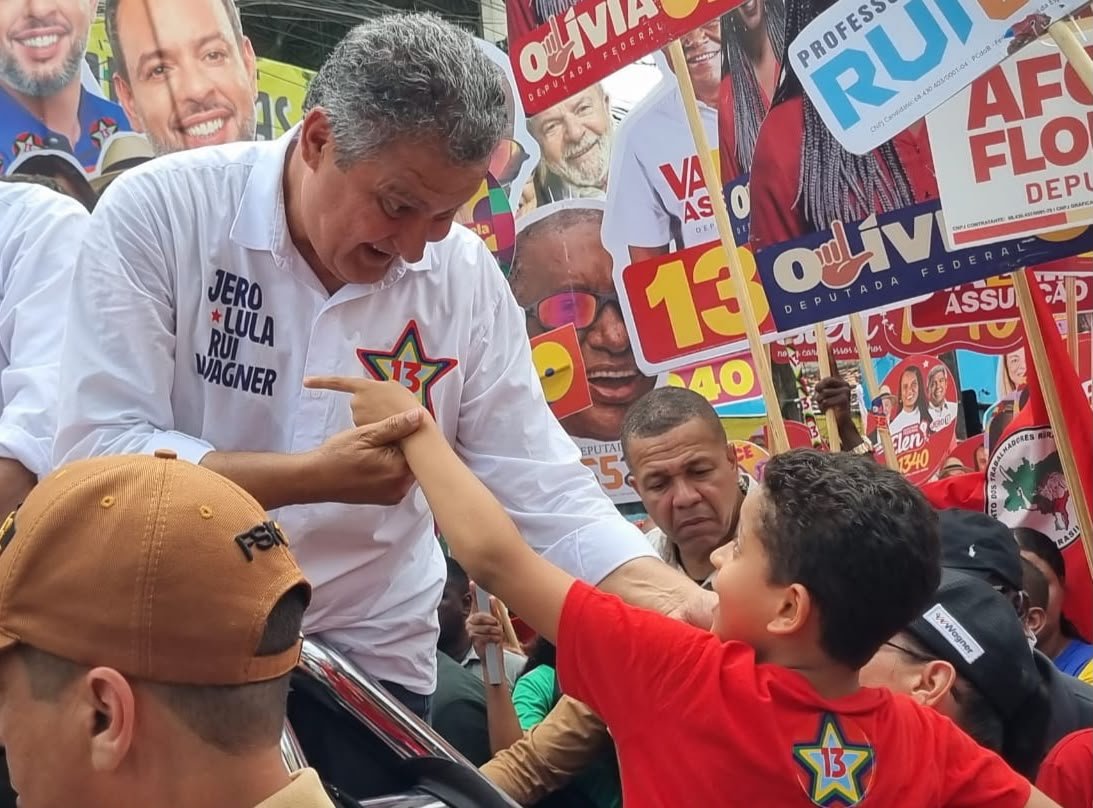 Em caminhada no Subúrbio, Rui comemora 10 milhões de empregos formais no Brasil e diz que Salvador “está ficando para trás”