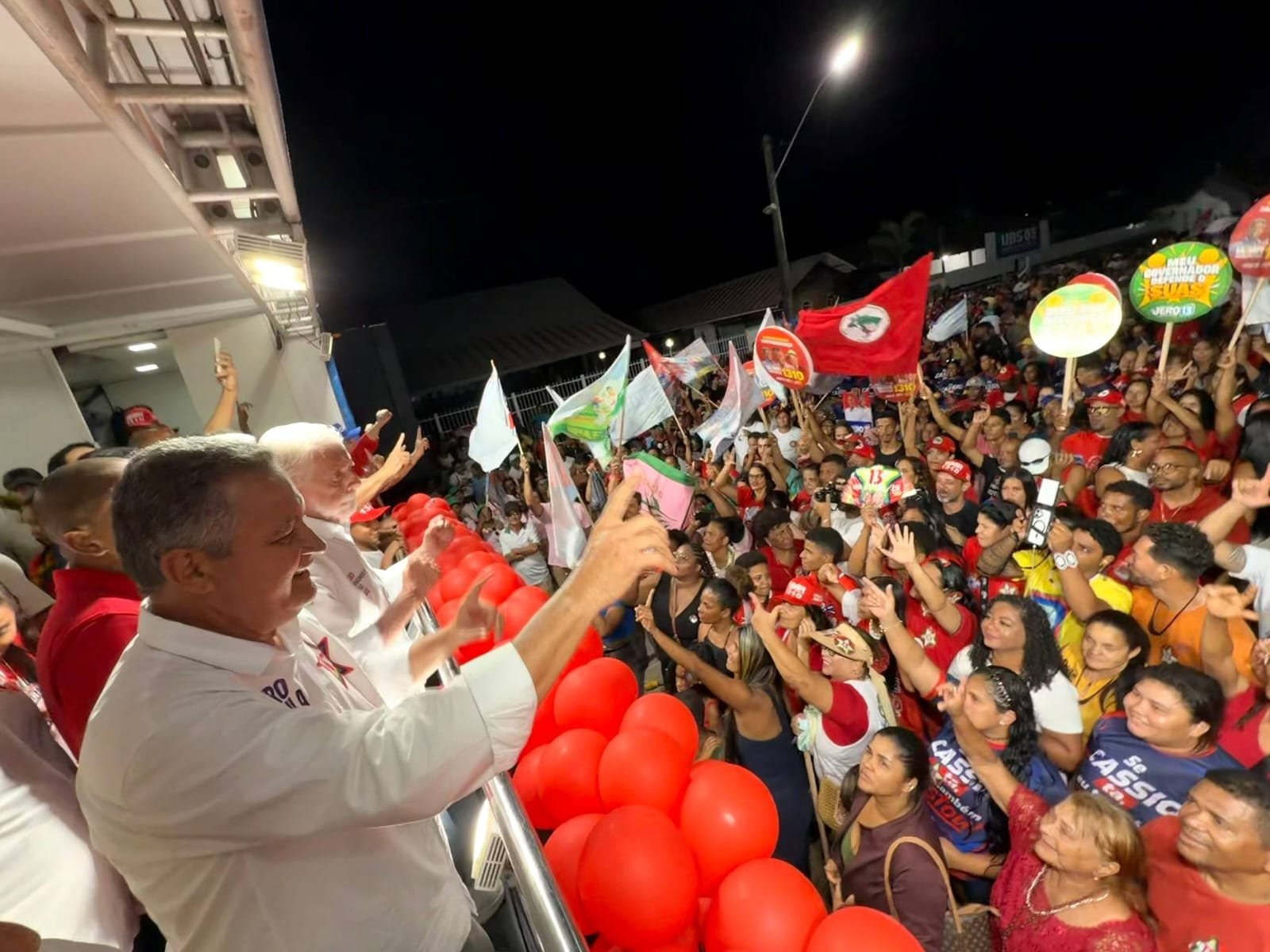 “A Bahia não pode voltar a ter um presidente que não gosta dos baianos”, afirma Rui Costa em defesa da reeleição de Lula