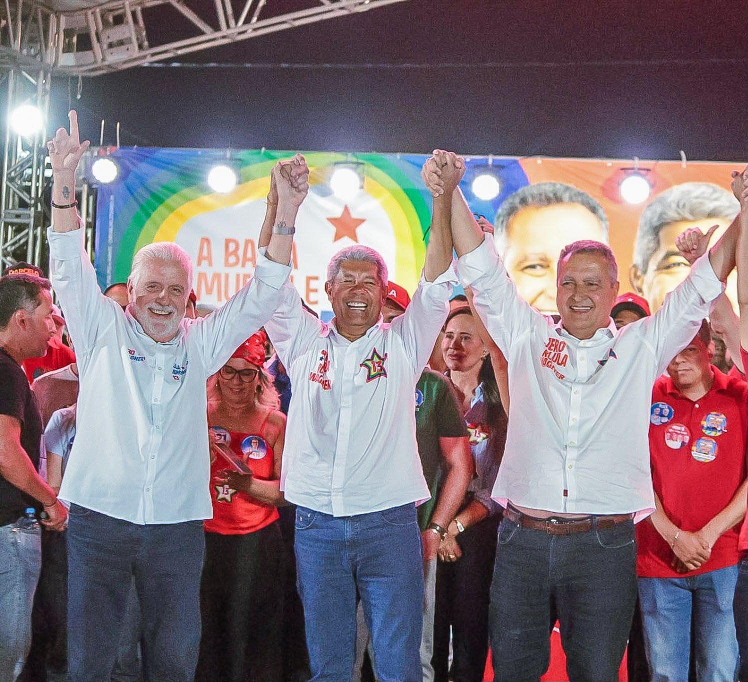 Wagner diz que diferença entre Lula e Flávio Bolsonaro é ‘da água para o vinho’ e pede mobilização na reta final na bahia