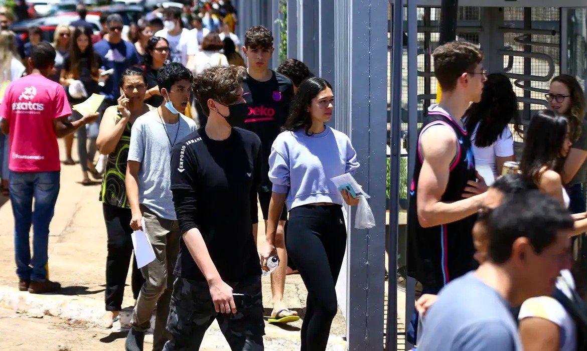 Enem 2026: duração do exame pode ter acréscimo de até uma hora para alguns estudantes; confira o que muda com os “recursos de acessibilidade”Estudantes de todo o Brasil