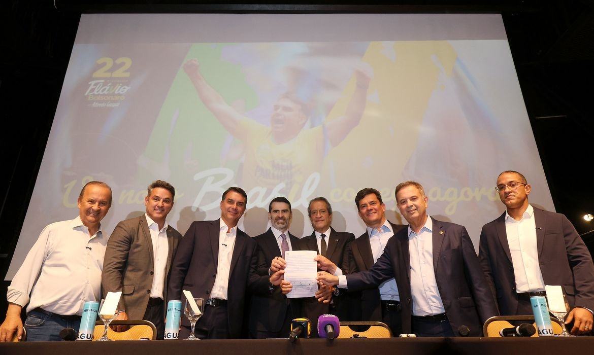 Flávio Bolsonaro recebe apoio de governadores eleitos