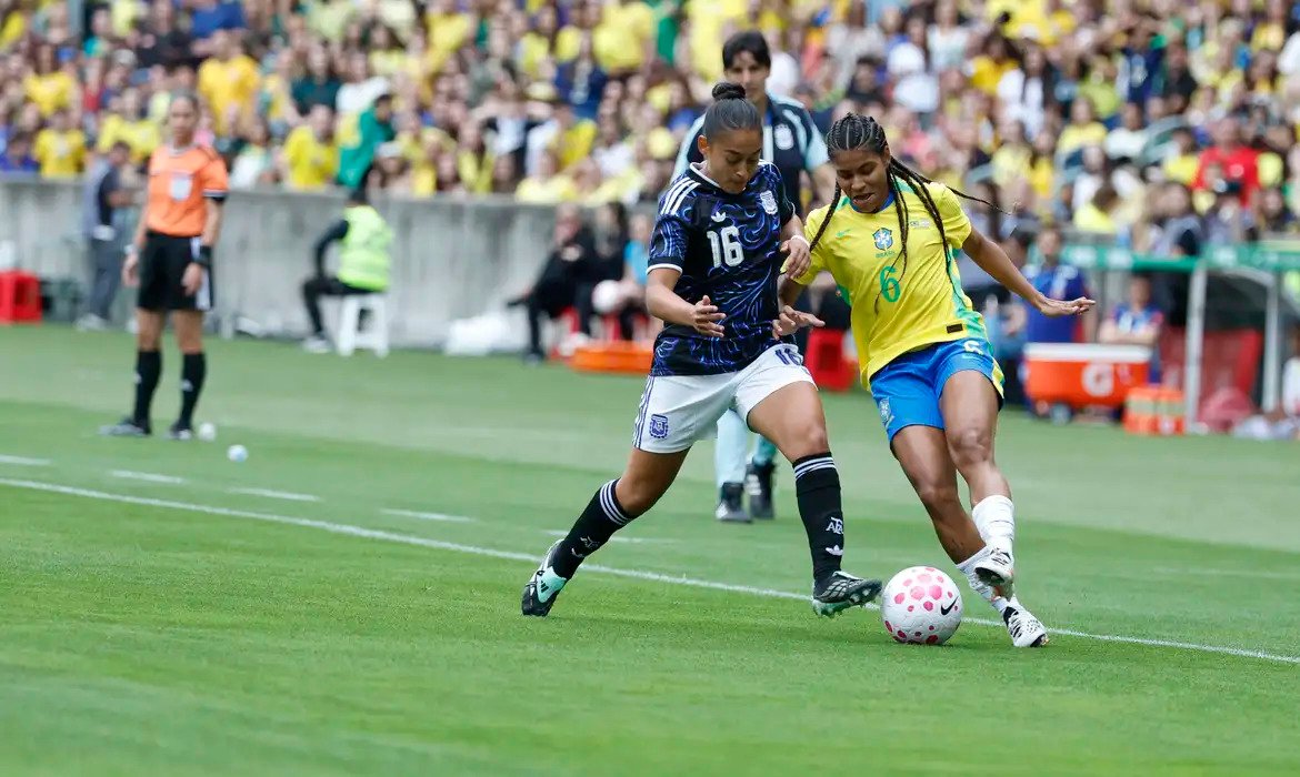 Após cortes, seleção feminina chega a Recife para encarar Argentina
