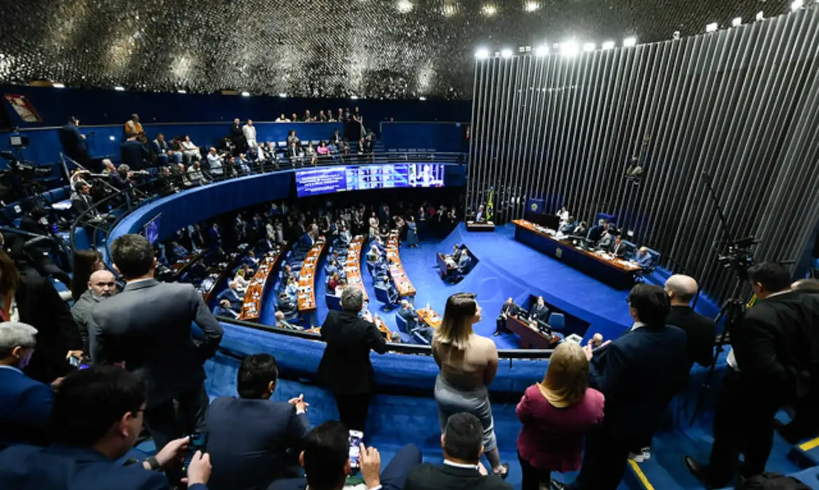 Senado vota PEC pelo fim da escala 6×1