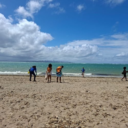 Projeto Mares recolhe 165 kg de resíduos em ação de limpeza de praia em Mar Grande