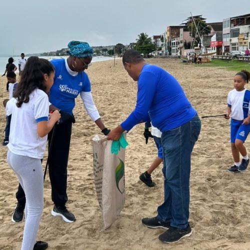 Projeto Mares mobiliza estudantes em limpeza de praia no Dia Mundial dos Oceanos