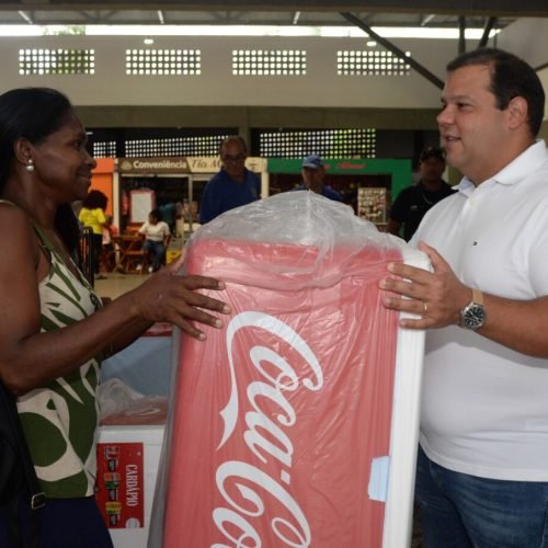 Prefeitura inicia entrega de kits a ambulantes para o Natal do Centro Histórico