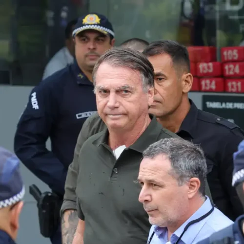 Ministro do STF pede explicações sobre escolta que levou Bolsonaro ao hospital