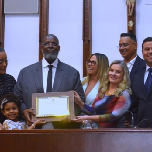 ALBA concede Título de Cidadão Baiano ao cantor Péricles