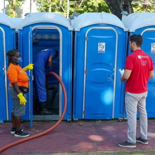 MPBA vistoria limpeza de banheiros químicos e inspeciona descarte dos resíduos