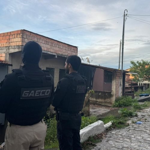 Operação cumpre mandados de busca e de prisão contra facção criminosa em Eunápolis