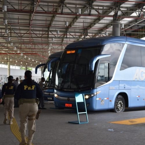 PRF realiza ação de conscientização sobre o autismo no Terminal Rodoviário de Salvador