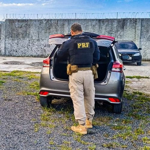 PRF recupera carro roubado e captura foragido da justiça durante fiscalização na BR-324