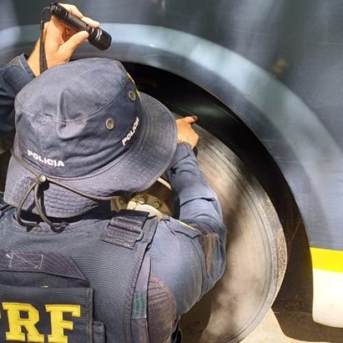 PRF flagra ônibus de viagem trafegando com irregularidades na BR 101 em Teixeira de Freitas (BA)