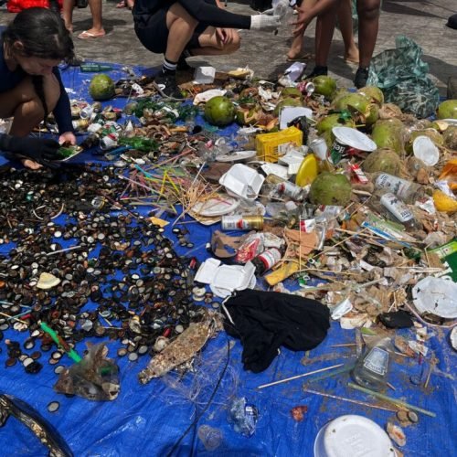 Prefeitura apoia ação de limpeza submarina no Porto da Barra e retira 180 kg de lixo