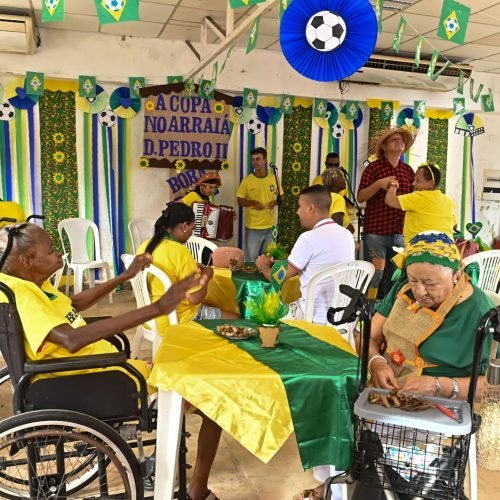 Arraiá com tema da Copa anima idosos no Abrigo Dom Pedro II, em Salvador