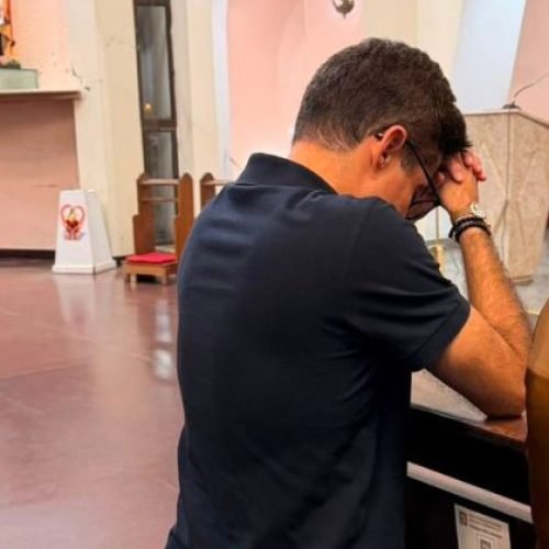 ACM Neto vai à missa após susto em voo e agradece livramento