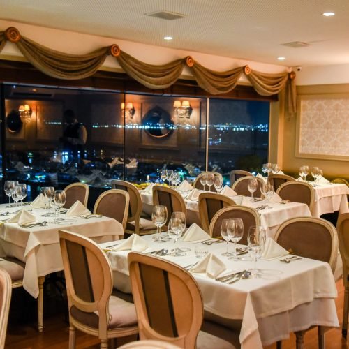 Iluminação intimista transforma restaurantes em refúgios românticos para o Dia dos Namorados