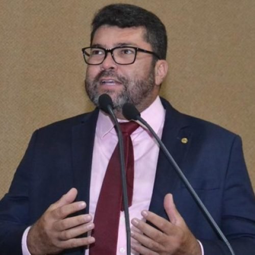 Troca partidária leva Marcinho Oliveira à liderança do PDT e fortalece base governista na Alba