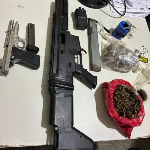Ação policial apreende armas e drogas em Pau da Lima