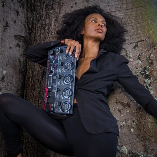 Mariella Santiago leva show “Aqualtunes” ao Movimento IRUN e encerra programação com performance sonora ao vivo