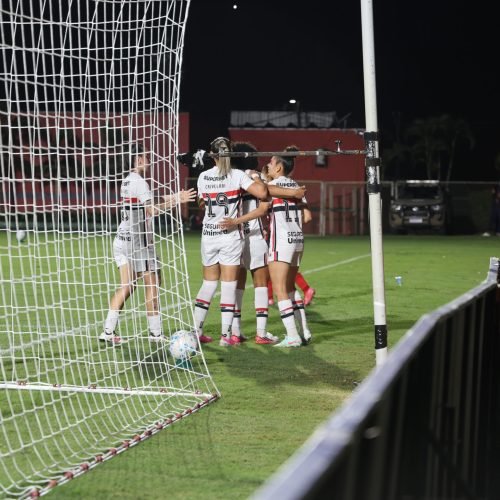São Paulo bate o Vitória no Barradão e assume a liderança do Brasileirão Feminino