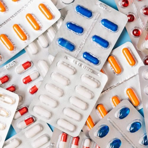 Entre o balcão e o cuidado clínico: o papel crescente do farmacêutico na saúde pública