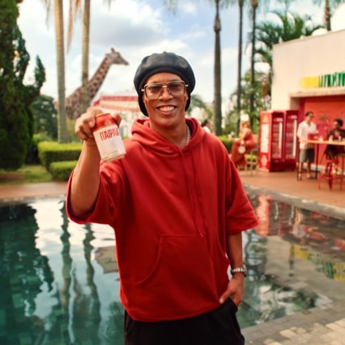 Ronaldinho Gaúcho e MC Livinho entram em campo com Itaipava em campanha que une futebol, música e cultura digital